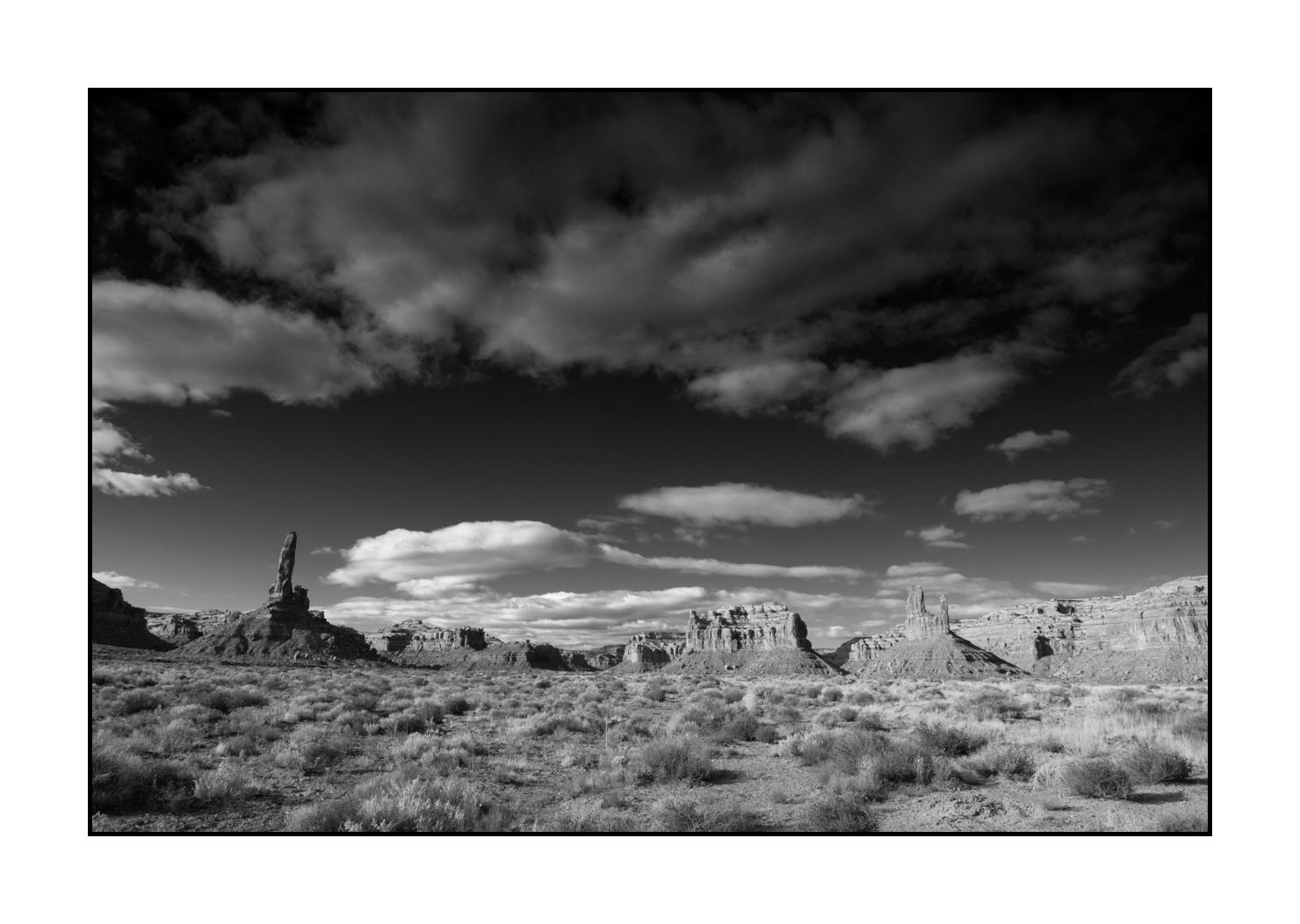 nuances-de-noirs-et-de-blancs/053-merveilles-naturelles-valley-of-the-gods/en/05-valley-of-the-gods-black-and-white-200129UTAGOD0055B