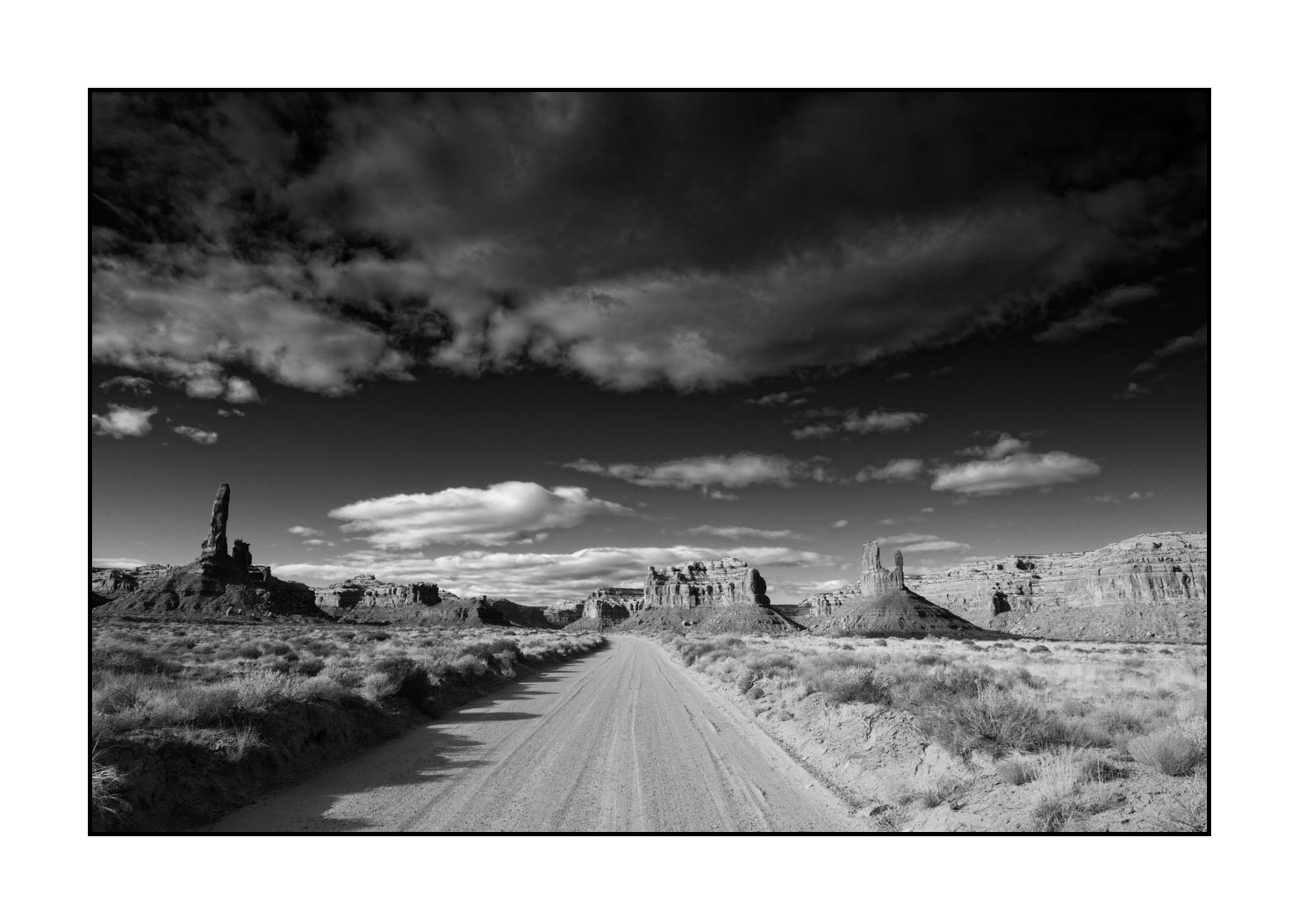 nuances-de-noirs-et-de-blancs/053-merveilles-naturelles-valley-of-the-gods/fr/01-valley-of-the-gods-noir-et-blanc-200129UTAGOD0052B