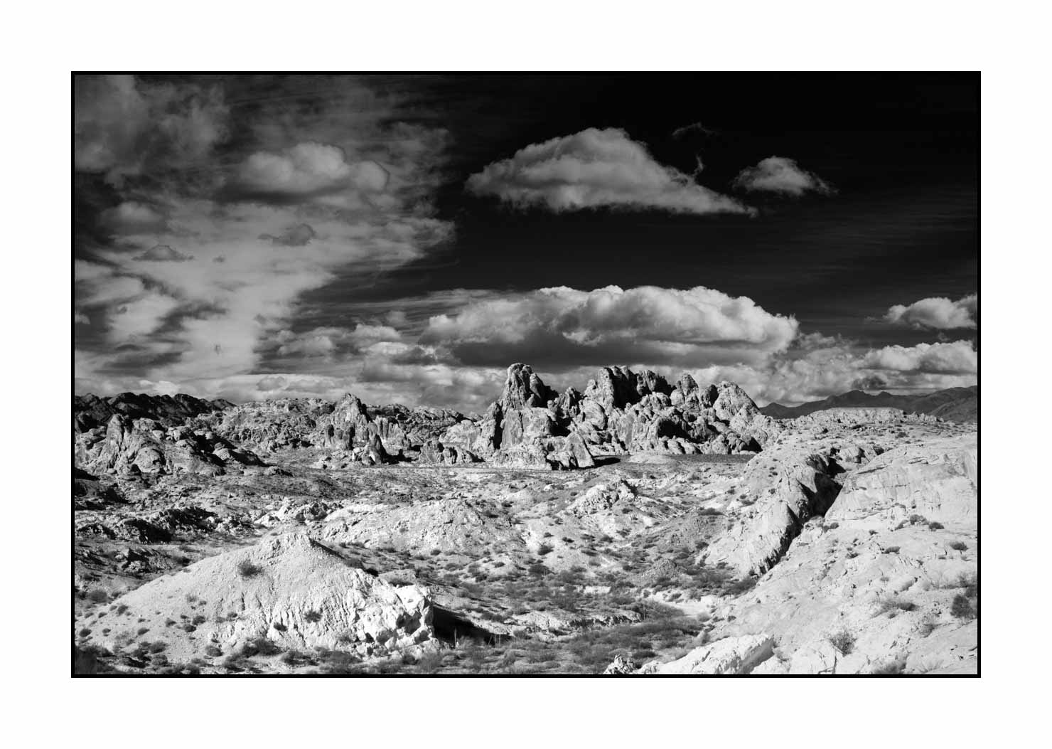 nuances-de-noirs-et-de-blancs/054-merveilles-naturelles-valley-of-fire/en/04-valley-of-fire-black-and-white-200202NEVFIR0017B