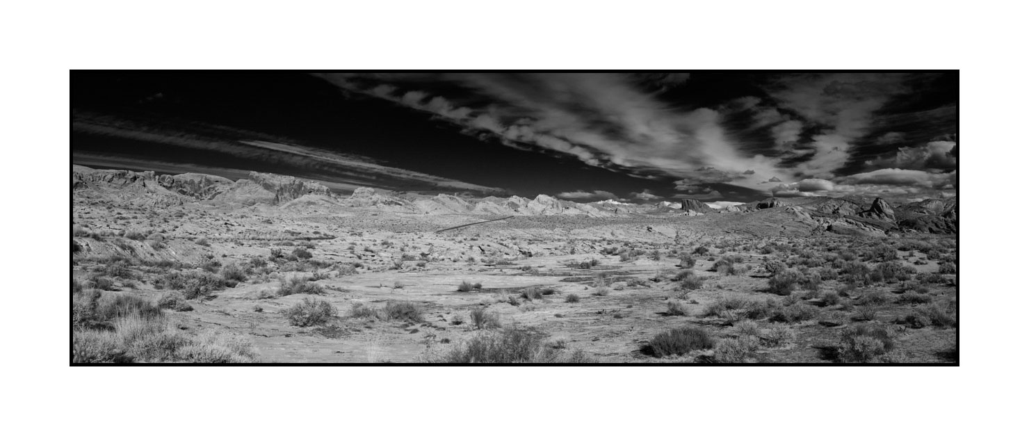 nuances-de-noirs-et-de-blancs/054-merveilles-naturelles-valley-of-fire/en/08-valley-of-fire-black-and-white-200202NEVFIRPAN07B