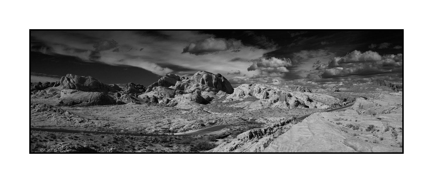 nuances-de-noirs-et-de-blancs/054-merveilles-naturelles-valley-of-fire/en/10-valley-of-fire-black-and-white-200202NEVFIRPAN16B