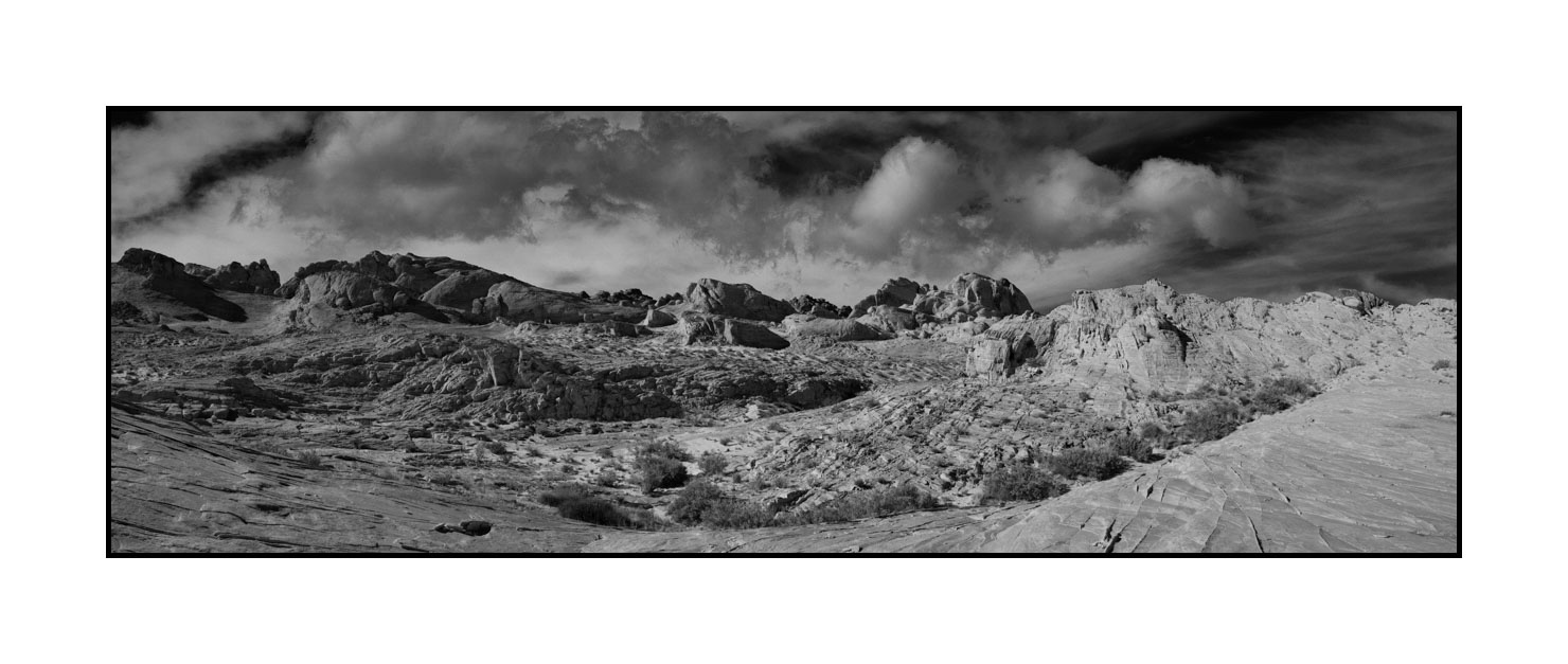 nuances-de-noirs-et-de-blancs/054-merveilles-naturelles-valley-of-fire/en/11-valley-of-fire-black-and-white-200202NEVFIRPAN18B