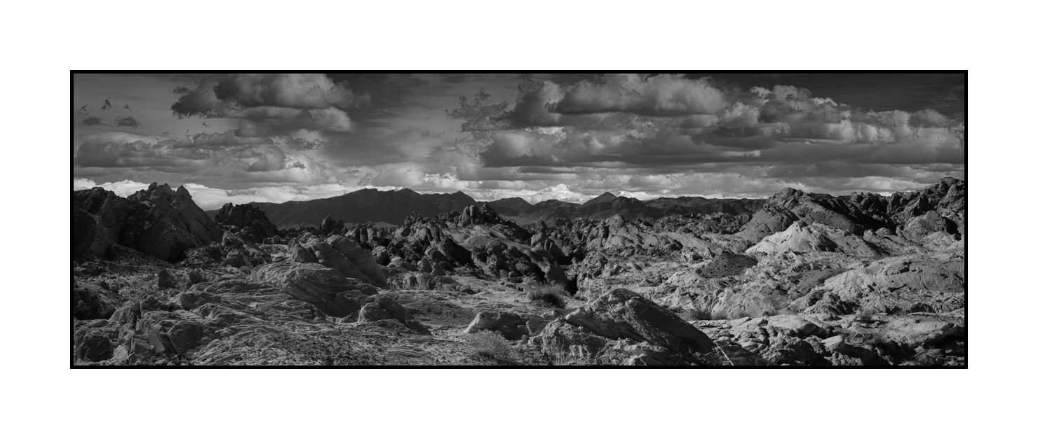 nuances-de-noirs-et-de-blancs/054-merveilles-naturelles-valley-of-fire/fr/07-valley-of-fire-noir-et-blanc-200202NEVFIRPAN04B