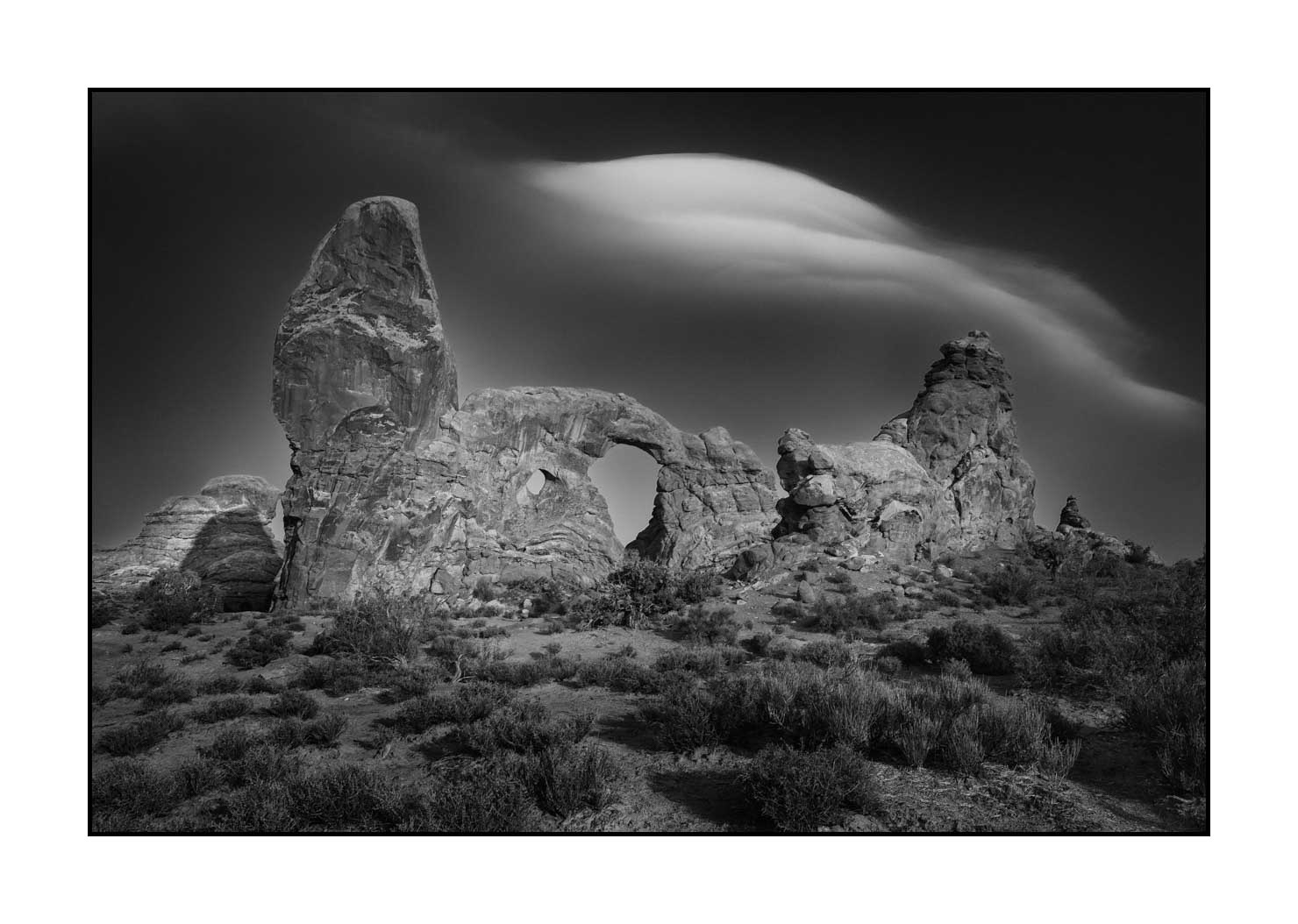 nuances-de-noirs-et-de-blancs/058-merveilles-naturelles-de-arches/fr/01-parc-national-des-arches-noir-et-blanc-180806UTAARC0041B