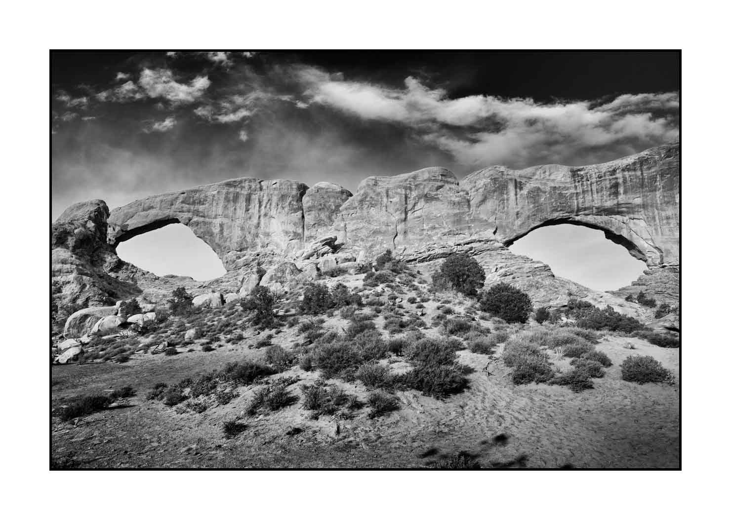 nuances-de-noirs-et-de-blancs/058-merveilles-naturelles-de-arches/fr/06-parc-national-des-arches-noir-et-blanc-180806UTAARC0045B