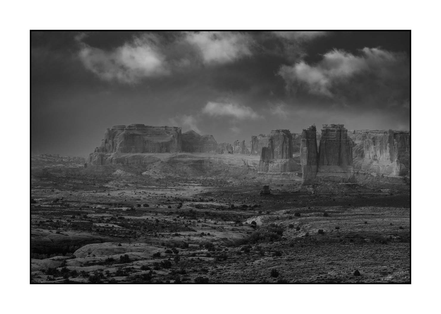 nuances-de-noirs-et-de-blancs/058-merveilles-naturelles-de-arches/fr/12-parc-national-des-arches-noir-et-blanc-180806UTAARC0119B