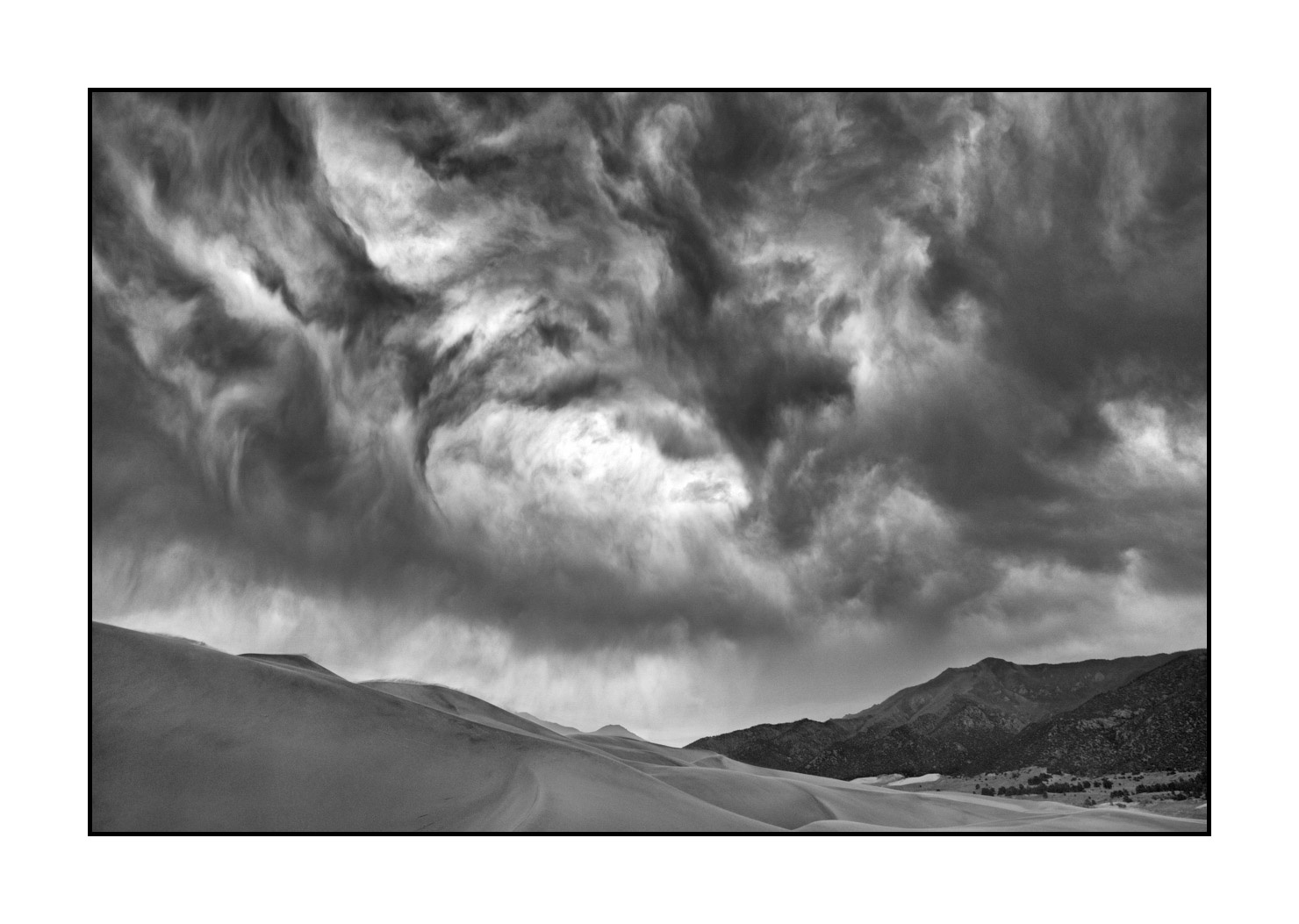 nuances-de-noirs-et-de-blancs/059-merveilles-naturelles-de-great-sand-dunes/en/12-great-sand-dune-black-and-white-200816GRSDUN0087B
