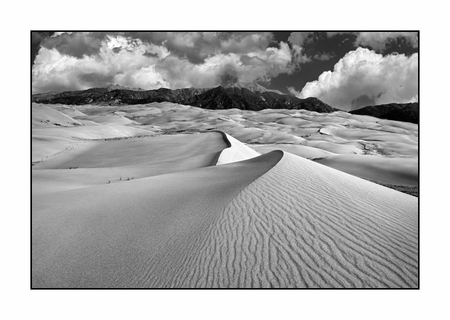 nuances-de-noirs-et-de-blancs/059-merveilles-naturelles-de-great-sand-dunes/fr/01-great-sand-dune-noir-et-blanc-200816GRSDUN0027B