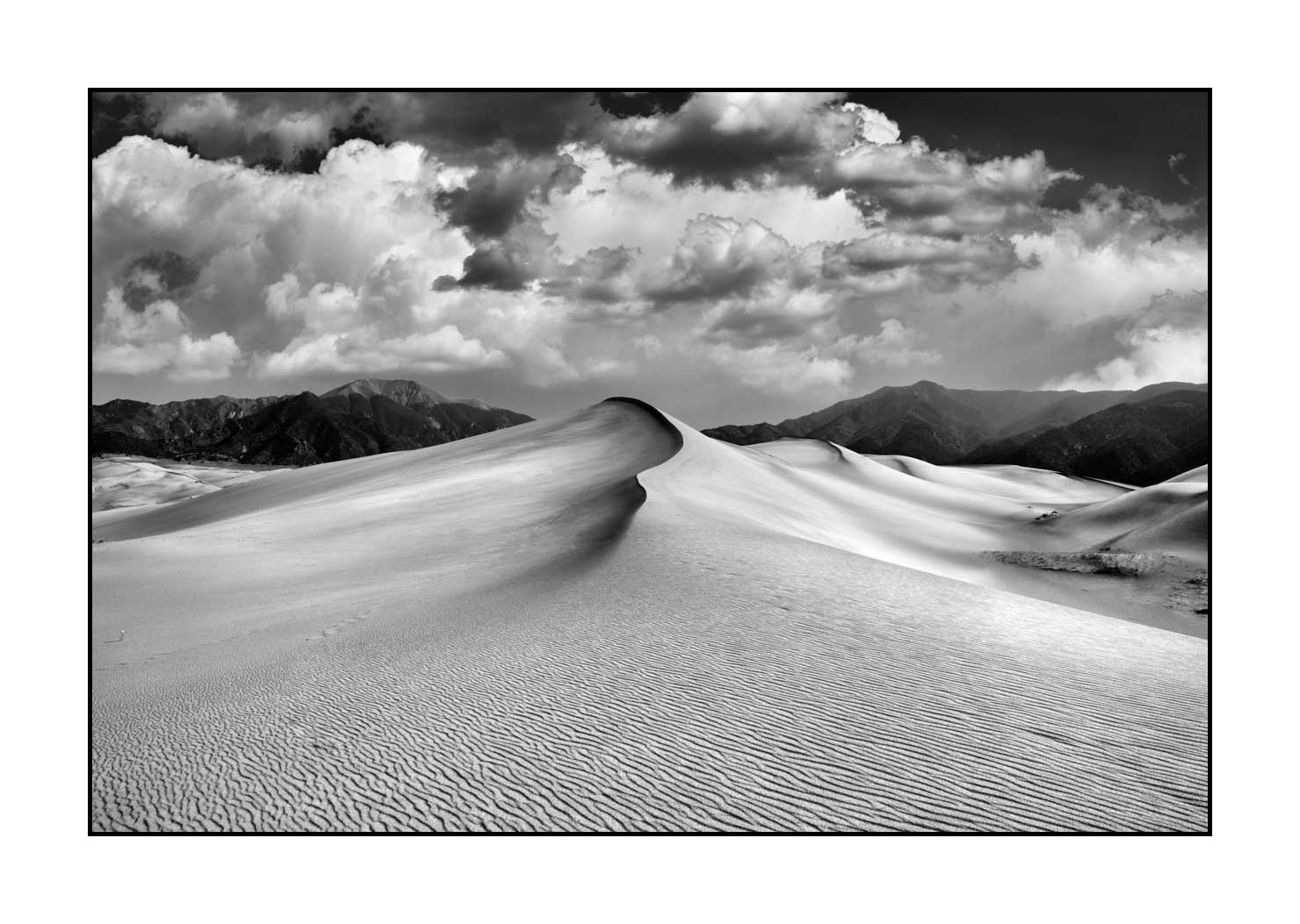 nuances-de-noirs-et-de-blancs/059-merveilles-naturelles-de-great-sand-dunes/fr/02-great-sand-dune-noir-et-blanc-200816GRSDUN0051B
