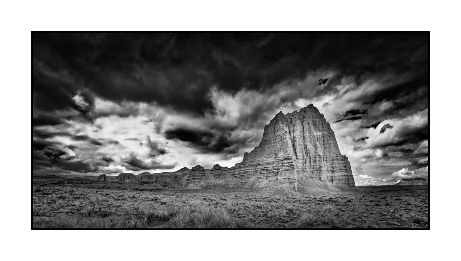 nuances-de-noirs-et-de-blancs/065-merveilles-de-cathedral-valley/en/01-landscape-cathedral-valley-black-and-white-190510CATVAL0069B