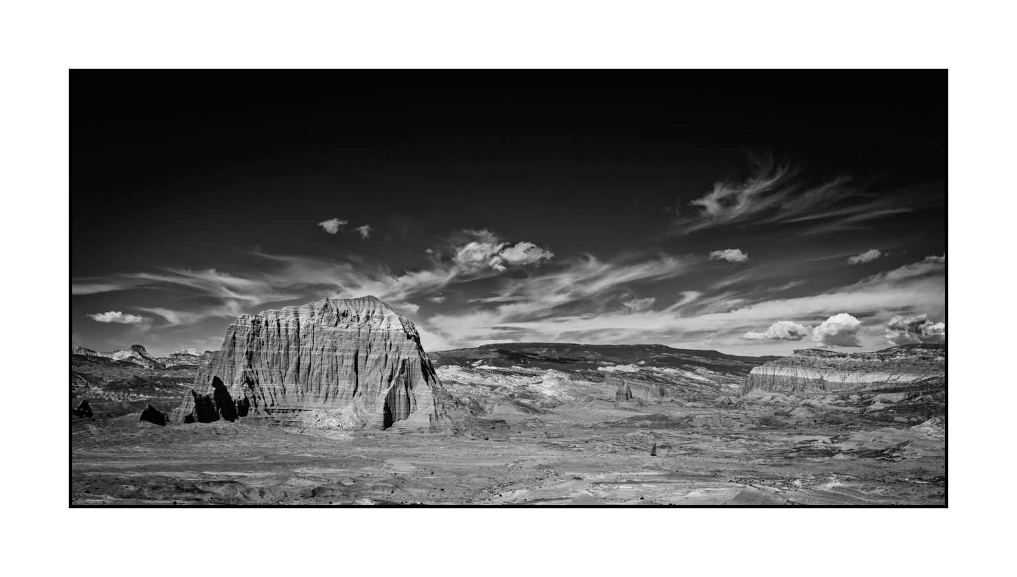 nuances-de-noirs-et-de-blancs/065-merveilles-de-cathedral-valley/fr/02-paysage-cathedral-valley-noir-et-blanc-180825CATVAL0049B