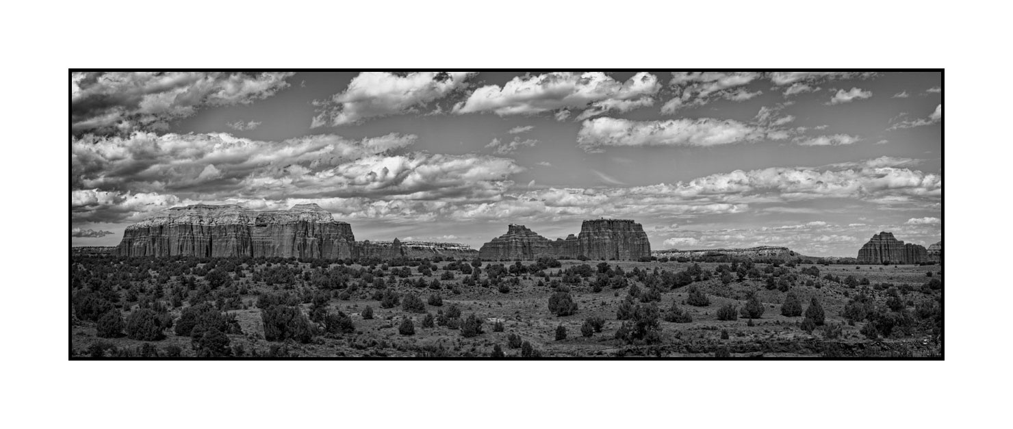 nuances-de-noirs-et-de-blancs/065-merveilles-de-cathedral-valley/fr/05-paysage-cathedral-valley-noir-et-blanc-180823UTACAPPAN08B
