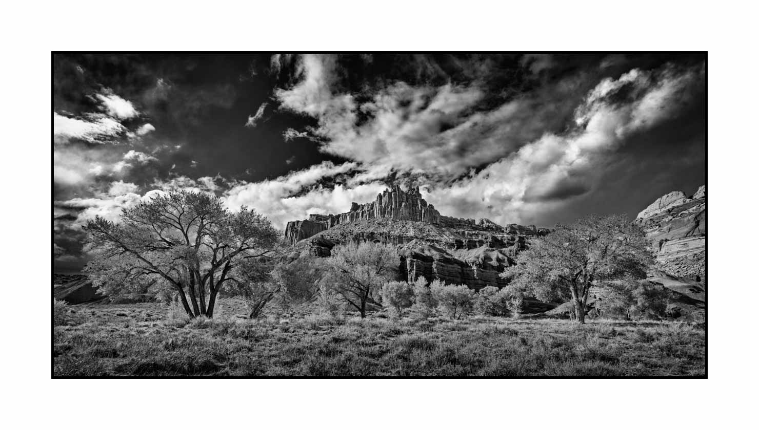 nuances-de-noirs-et-de-blancs/067-merveilles-naturelles-de-capitol-reef/fr/01-paysage-capitol-reef-noir-et-blanc-190508CAPLAN0001B