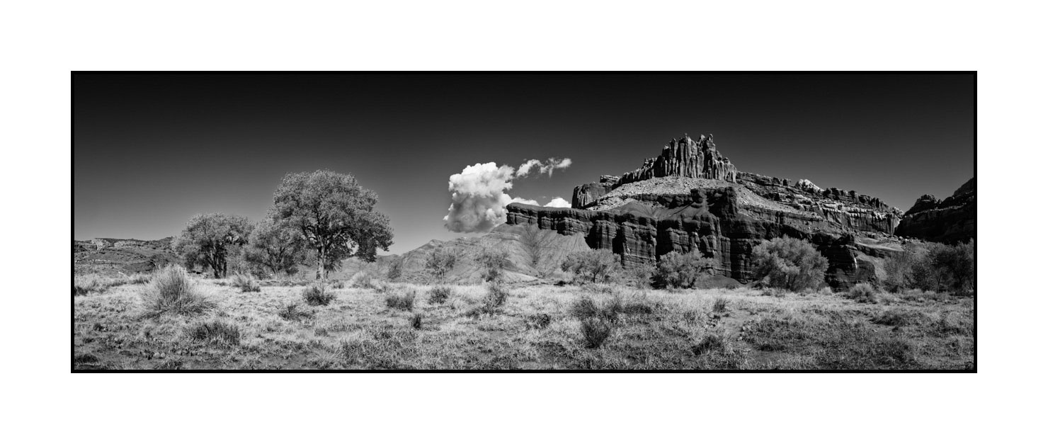 nuances-de-noirs-et-de-blancs/067-merveilles-naturelles-de-capitol-reef/fr/11-paysage-capitol-reef-noir-et-blanc-180823CAPLANPAN02B
