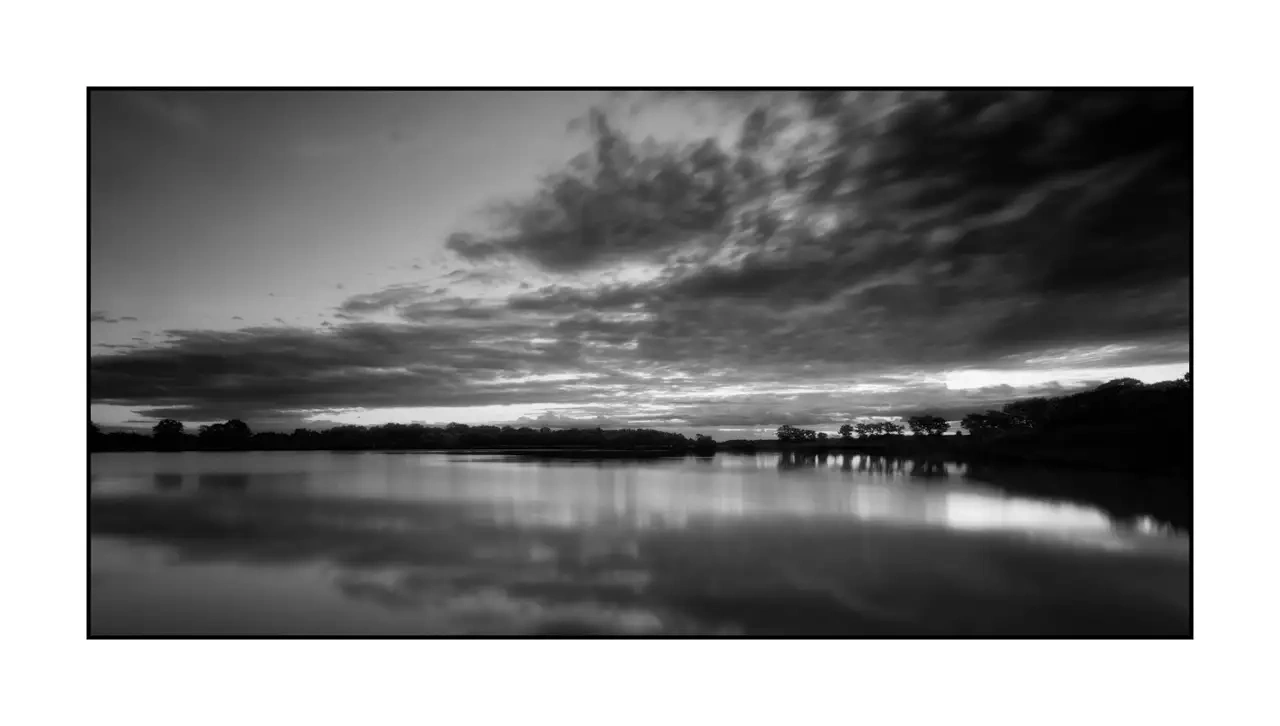 nuances-de-noirs-et-de-blancs/090-l-ame-cachee-de-la-dombes/fr/03-paysage-etang-dombes-2202-21B