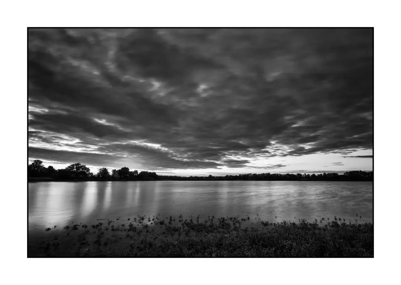 nuances-de-noirs-et-de-blancs/090-l-ame-cachee-de-la-dombes/fr/05-paysage-etang-dombes-2204-32B