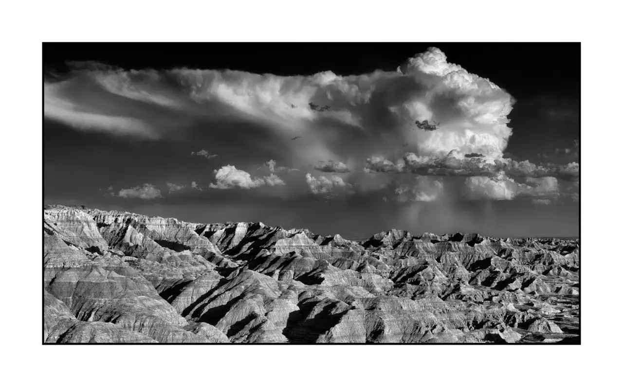 nuances-de-noirs-et-de-blancs/091-echos-du-temps-badlands/fr/01-paysage-badlands-dakota-2238-169B