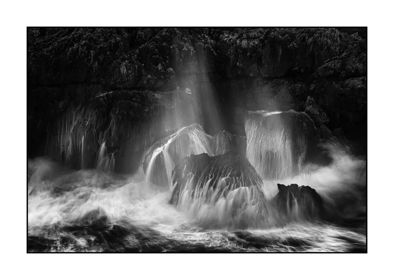 nuances-de-noirs-et-de-blancs/095-le-battement-lent-ocean/edition-limitee/en/01-waves-breaking-rocks-asturias-spain-2345-32B