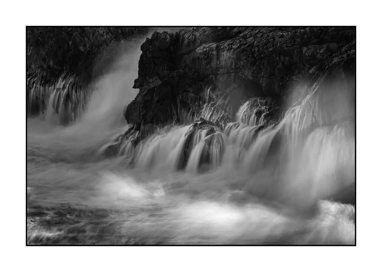 nuances-de-noirs-et-de-blancs/095-le-battement-lent-ocean/edition-limitee/en/02-waves-breaking-rocks-asturias-spain-2346-32B