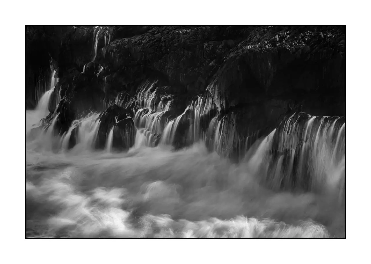nuances-de-noirs-et-de-blancs/095-le-battement-lent-ocean/edition-limitee/en/03-waves-breaking-rocks-asturias-spain-2347-32B