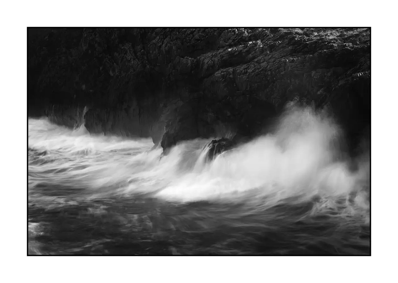 nuances-de-noirs-et-de-blancs/095-le-battement-lent-ocean/edition-limitee/en/04-waves-breaking-rocks-asturias-spain-2348-32B