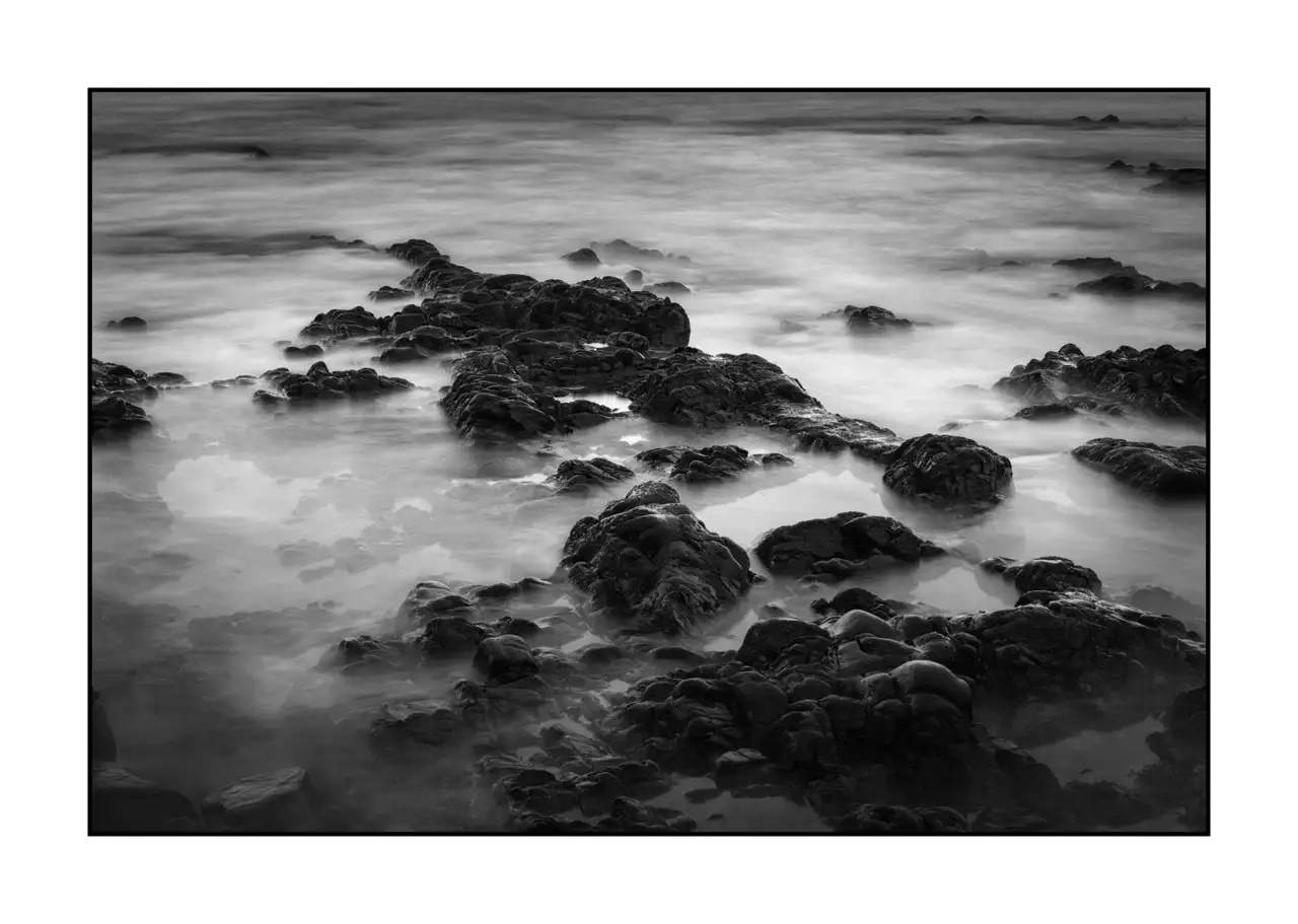 nuances-de-noirs-et-de-blancs/095-le-battement-lent-ocean/edition-limitee/en/09-waves-breaking-rocks-asturias-spain-2353-32B