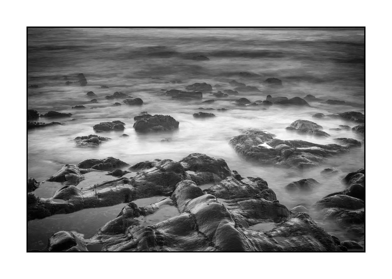 nuances-de-noirs-et-de-blancs/095-le-battement-lent-ocean/edition-limitee/fr/07-vagues-se-cassant-rochers-asturies-espagne-2351-32B