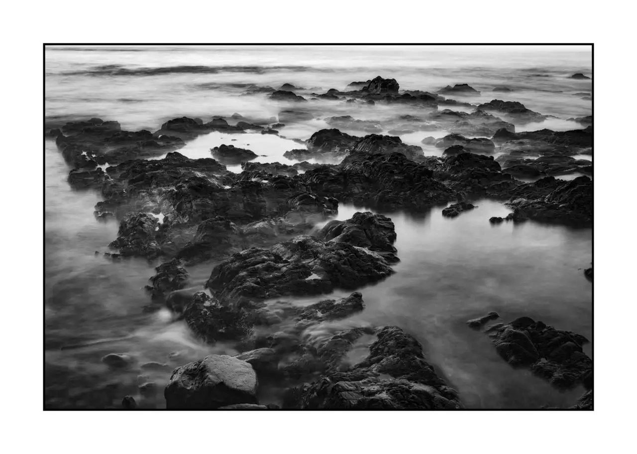 nuances-de-noirs-et-de-blancs/095-le-battement-lent-ocean/edition-limitee/fr/10-vagues-se-cassant-rochers-asturies-espagne-2354-32B