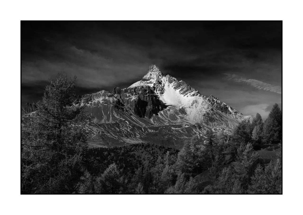 nuances-de-noirs-et-de-blancs/097-au-dela-des-limites-du-temps/edition-limitee/en/01-mountain-landscape-queyras-hautes-alpes-2367-32B