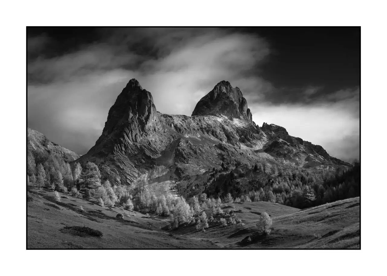 nuances-de-noirs-et-de-blancs/097-au-dela-des-limites-du-temps/edition-limitee/en/09-mountain-landscape-queyras-hautes-alpes-2375-32B
