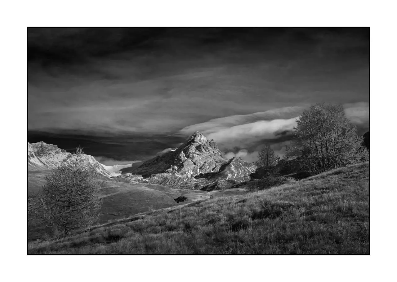 nuances-de-noirs-et-de-blancs/097-au-dela-des-limites-du-temps/edition-limitee/en/10-mountain-landscape-queyras-hautes-alpes-2376-32B