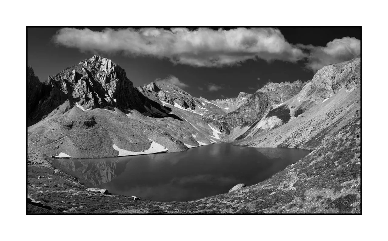 The Clarée Valley, Beyond Time VII - Les Béraudes Lake - The Lake Beneath the Crown of the Peaks nuances-de-noirs-et-de-blancs/099-claree-noir-et-blanc/en/07-landscape-claree-valley-black-and-white-2515-169B