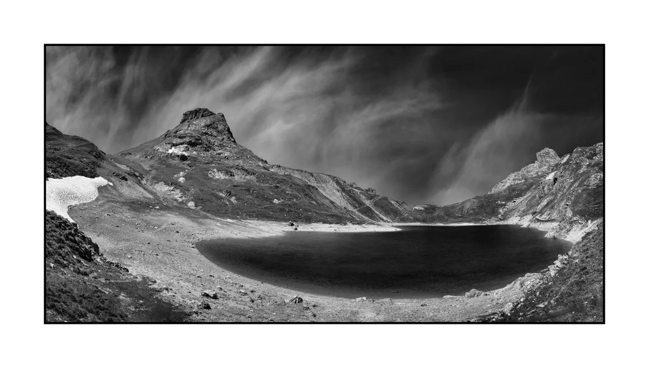 nuances-de-noirs-et-de-blancs/099-claree-noir-et-blanc/en/10-landscape-claree-valley-black-and-white-2518-21B
