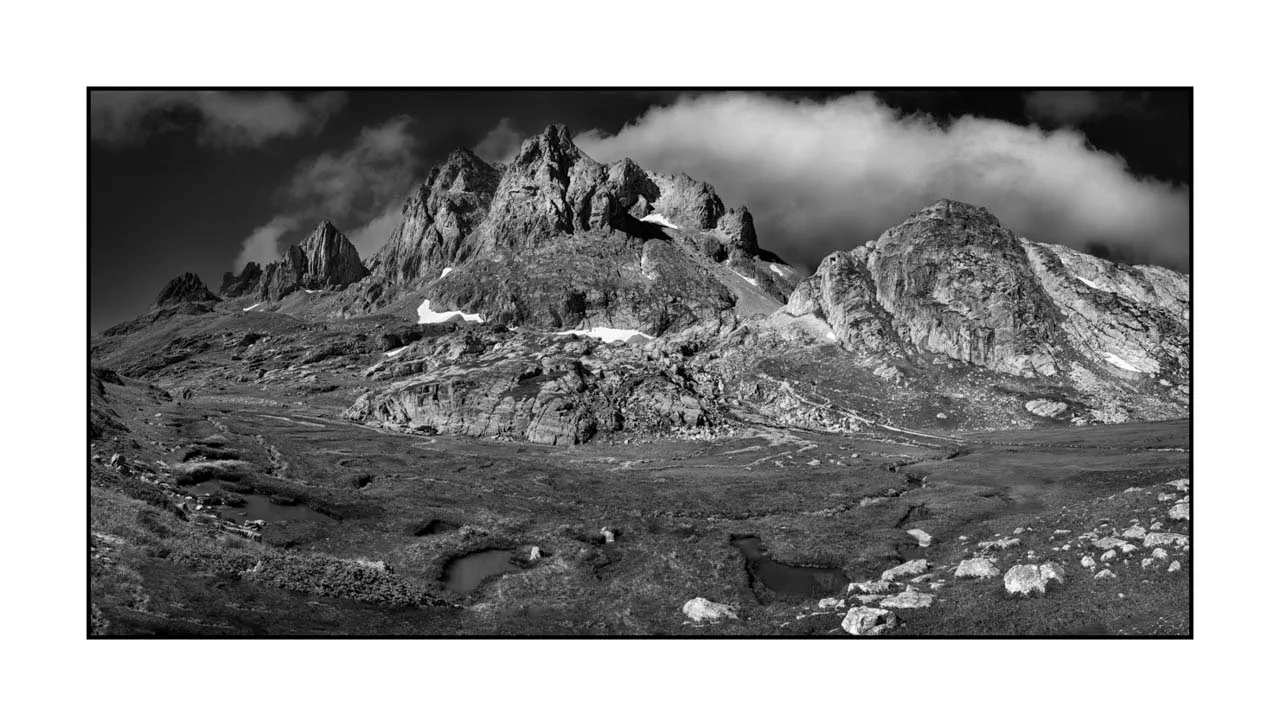 La vallée de la Clarée, au-delà du temps I - La Main de Crépin - Le royaume des cimes indomptées nuances-de-noirs-et-de-blancs/099-claree-noir-et-blanc/fr/01-paysage-noir-et-blanc-vallee-de-la-claree-2509-21B