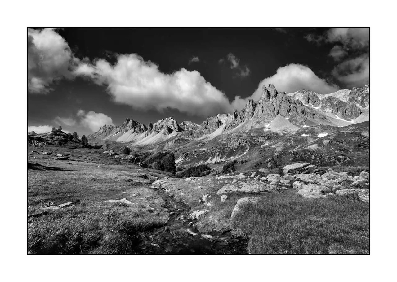 La vallée de la Clarée, au-delà du temps II - La Main de Crépin - Le chemin secret vers les cimes nuances-de-noirs-et-de-blancs/099-claree-noir-et-blanc/fr/02-paysage-noir-et-blanc-vallee-de-la-claree-2510-32B