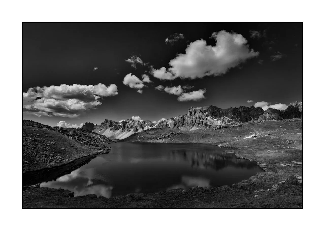 La vallée de la Clarée, au-delà du temps V - Lac Rond - Le miroir des cimes éternelles nuances-de-noirs-et-de-blancs/099-claree-noir-et-blanc/fr/05-paysage-noir-et-blanc-vallee-de-la-claree-2513-32B