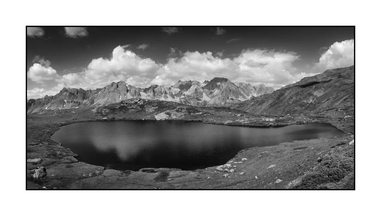 La vallée de la Clarée, au-delà du temps VI - Lac de la Cula - Le lac au royaume des cimes nuances-de-noirs-et-de-blancs/099-claree-noir-et-blanc/fr/06-paysage-noir-et-blanc-vallee-de-la-claree-2514-21B