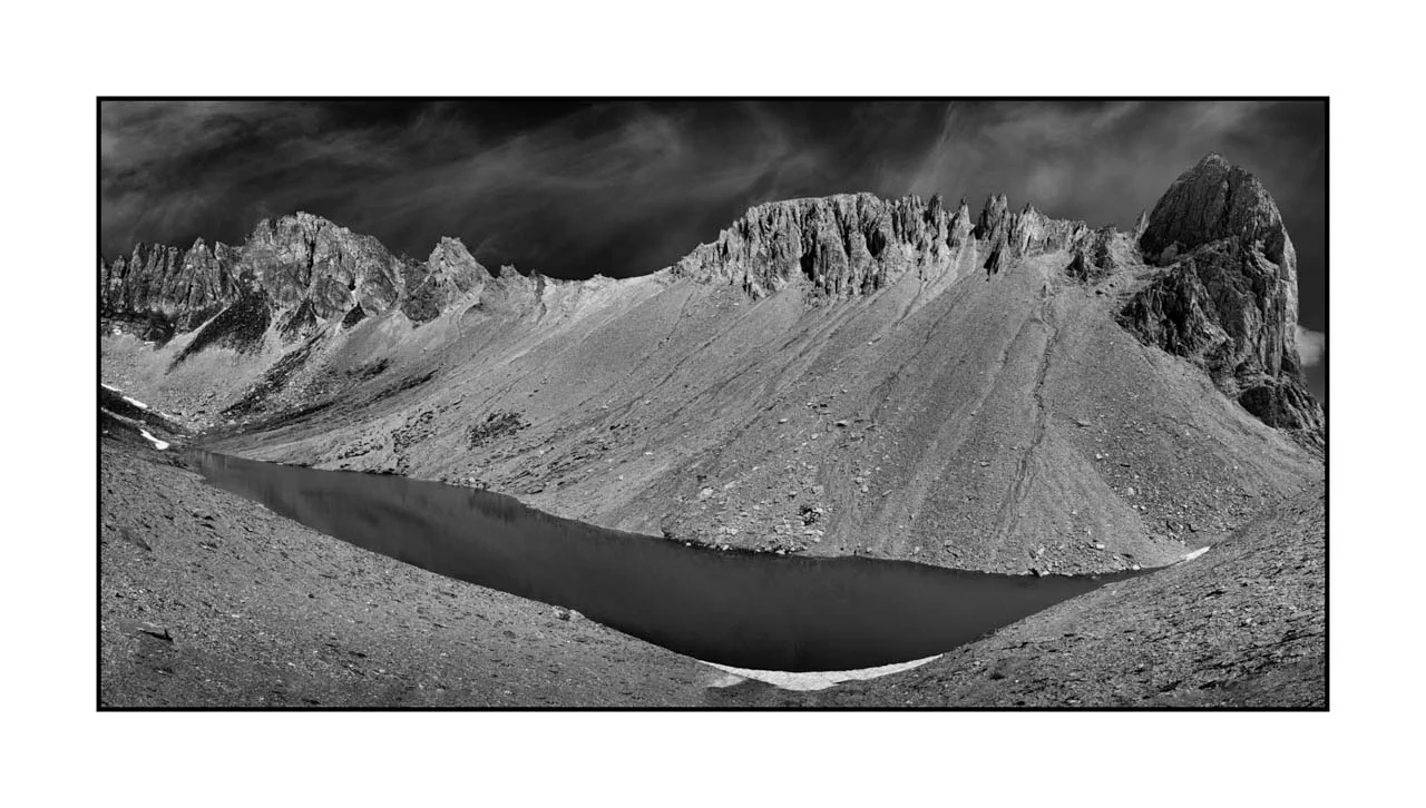 La vallée de la Clarée, au-delà du temps VIII - Lac Rouge - La forteresse des cimes nuances-de-noirs-et-de-blancs/099-claree-noir-et-blanc/fr/08-paysage-noir-et-blanc-vallee-de-la-claree-2516-21B