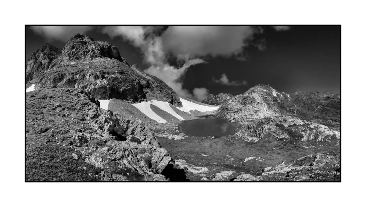 La vallée de la Clarée, au-delà du temps IX - Lac de la Clarée - Au cur du royaume minéral nuances-de-noirs-et-de-blancs/099-claree-noir-et-blanc/fr/09-paysage-noir-et-blanc-vallee-de-la-claree-2517-21B
