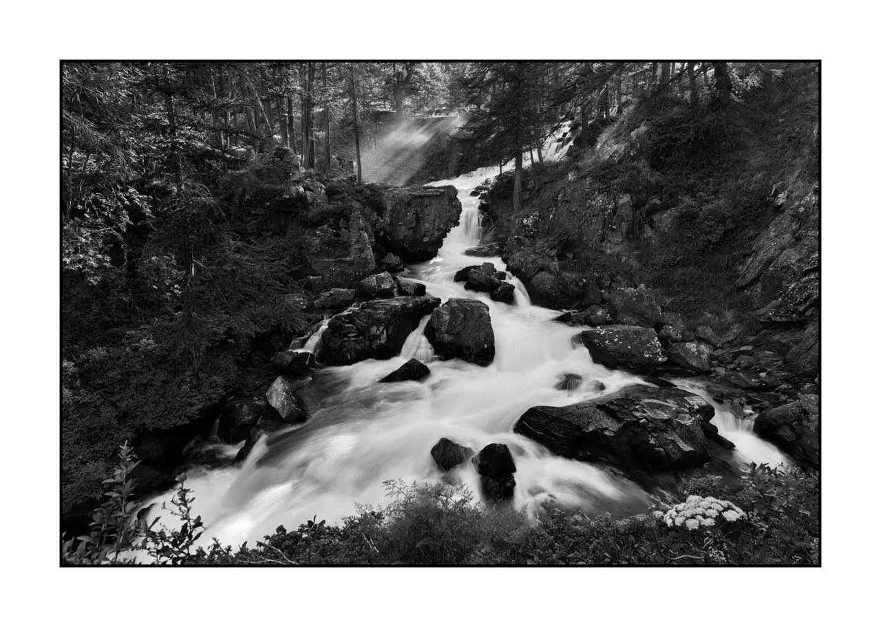 La vallée de la Clarée, au-delà du temps XII - La cascade de Fontcouverte - Le sanctuaire des eaux vives nuances-de-noirs-et-de-blancs/099-claree-noir-et-blanc/fr/12-paysage-noir-et-blanc-vallee-de-la-claree-2520-32B