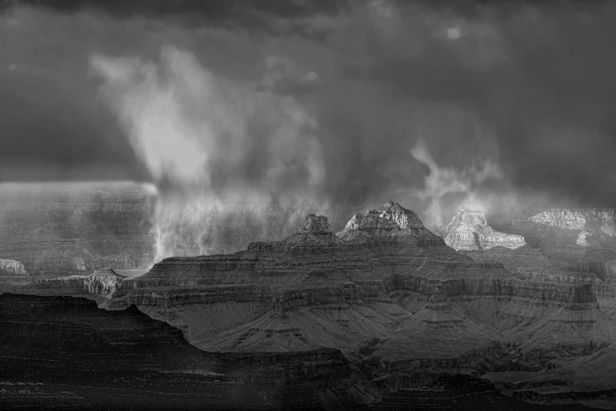 Le Grand Canyon en Arizona aux Etats-Unis en noir et blanc. Le Grand Canyon en Arizona aux Etats-Unis en noir et blanc.