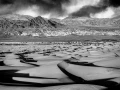 Dunes dans la vallée de la mort en Californie en noir et blanc.