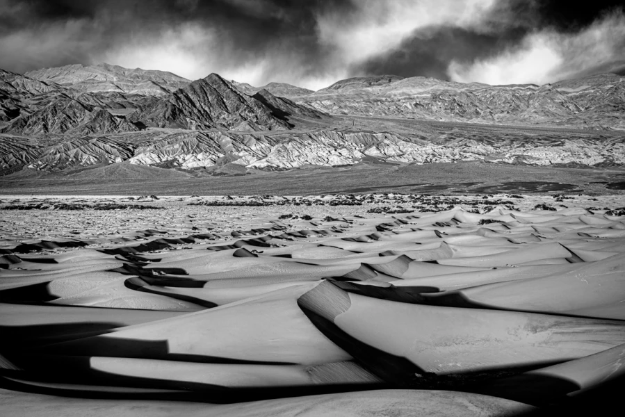 Dunes dans la vallée de la mort en Californie en noir et blanc. Dunes dans la vallée de la mort en Californie en noir et blanc.