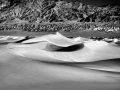 Dunes dans la vallée de la mort en Californie en noir et blanc.