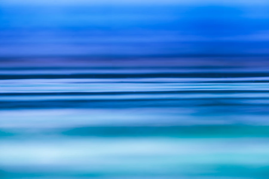 Vagueletes à la surface de l'eau sur un étang. Vagueletes à la surface de l'eau sur un étang.