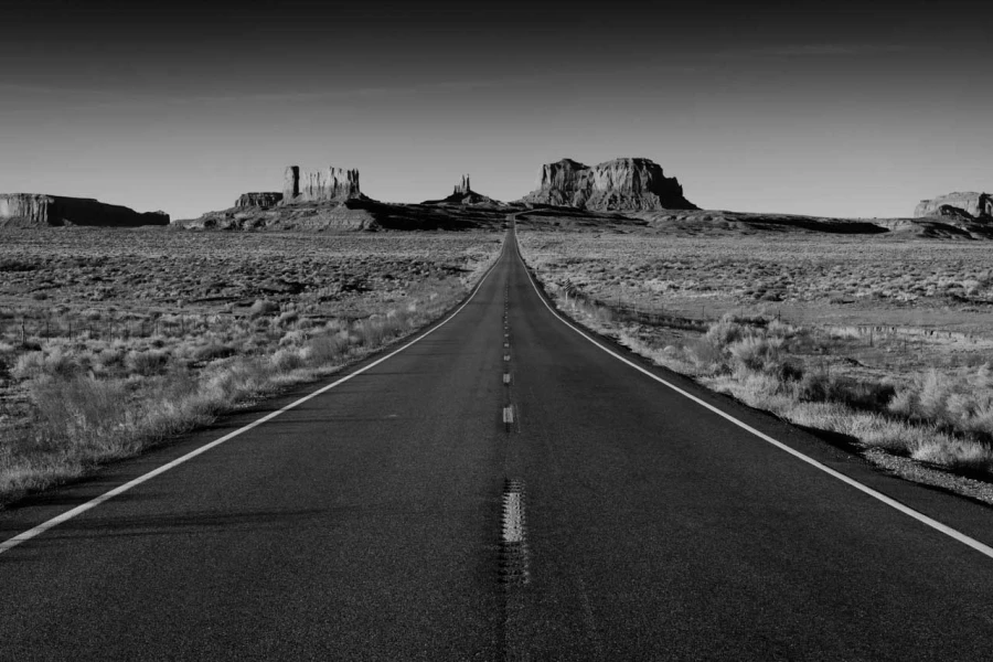 Paysage en noir et blanc de Monument Valley dans l'état de l'Ar Paysage en noir et blanc de Monument Valley dans l'état de l'Ar