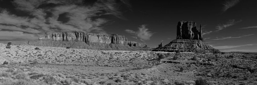 Paysage en noir et blanc de Monument Valley dans l'état de l'Ar Paysage en noir et blanc de Monument Valley dans l'état de l'Ar