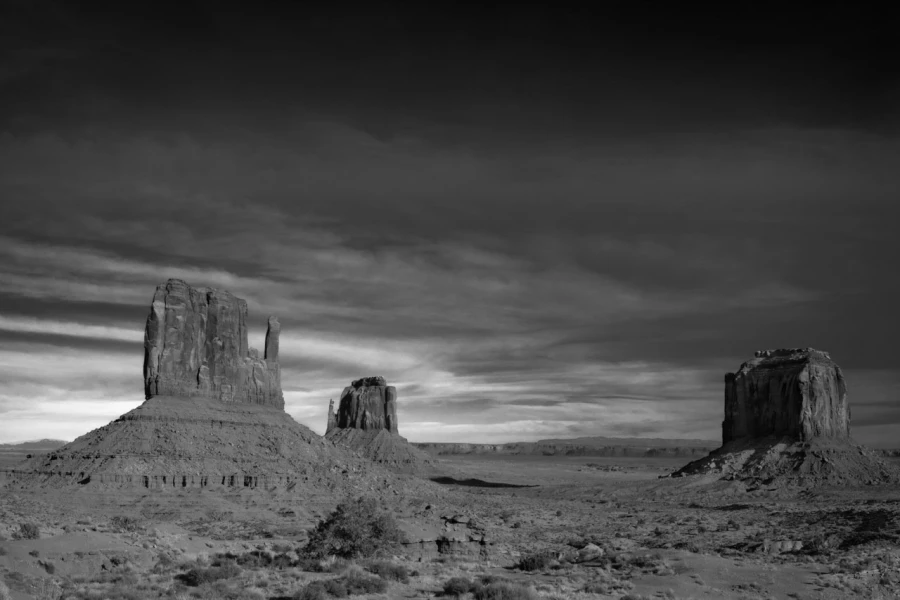 Paysage en noir et blanc de Monument Valley dans l'état de l'Ar Paysage en noir et blanc de Monument Valley dans l'état de l'Ar