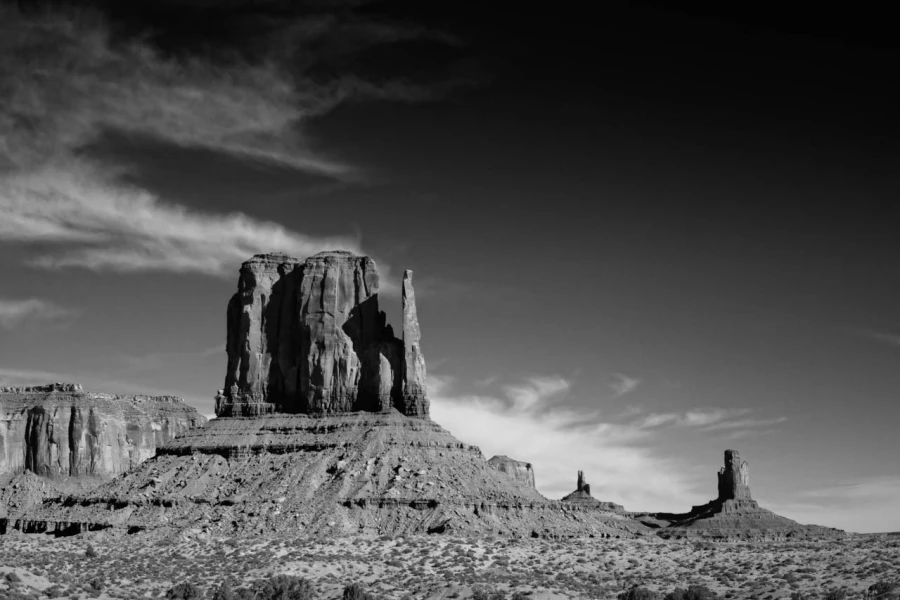Paysage en noir et blanc de Monument Valley dans l'état de l'Ar Paysage en noir et blanc de Monument Valley dans l'état de l'Ar