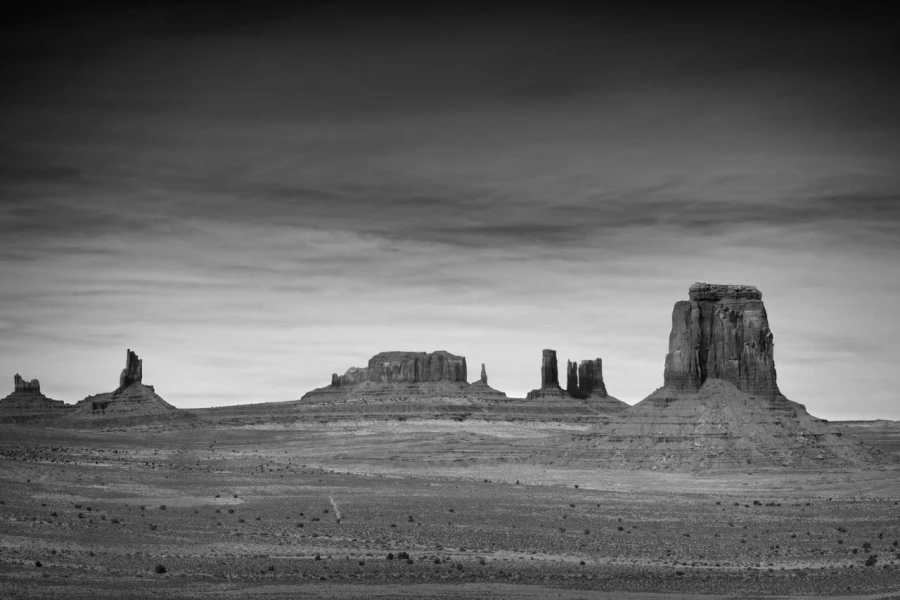 Paysage en noir et blanc de Monument Valley dans l'état de l'Ar Paysage en noir et blanc de Monument Valley dans l'état de l'Ar